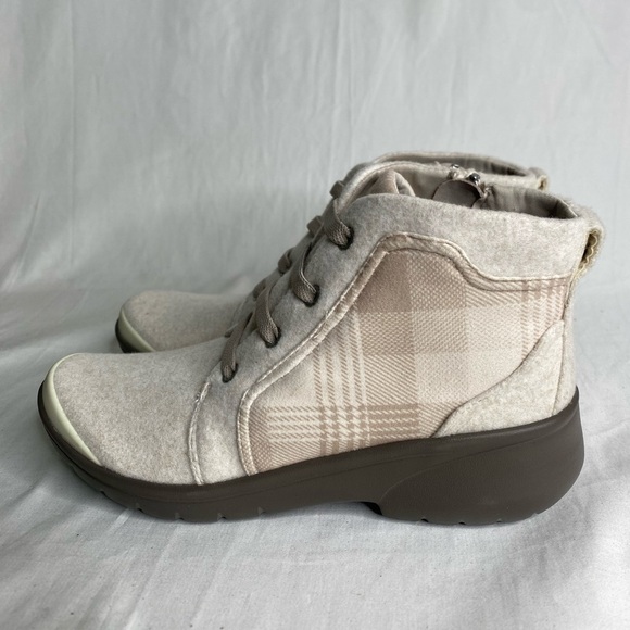 Bzees Womens Ankle Boots 7M Kick Back Taupe Cushioned Insole Arch Support New - Picture 5 of 10